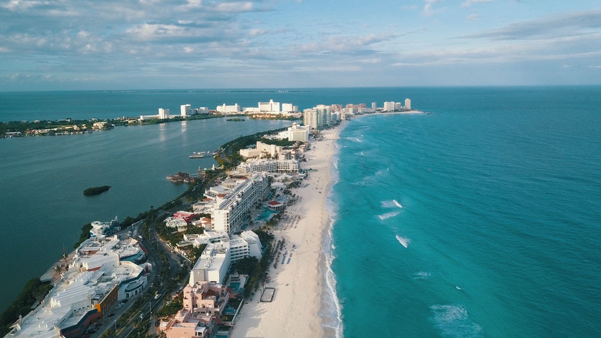 Clínica dental para turistas en Cancún con vista al Caribe mexicano