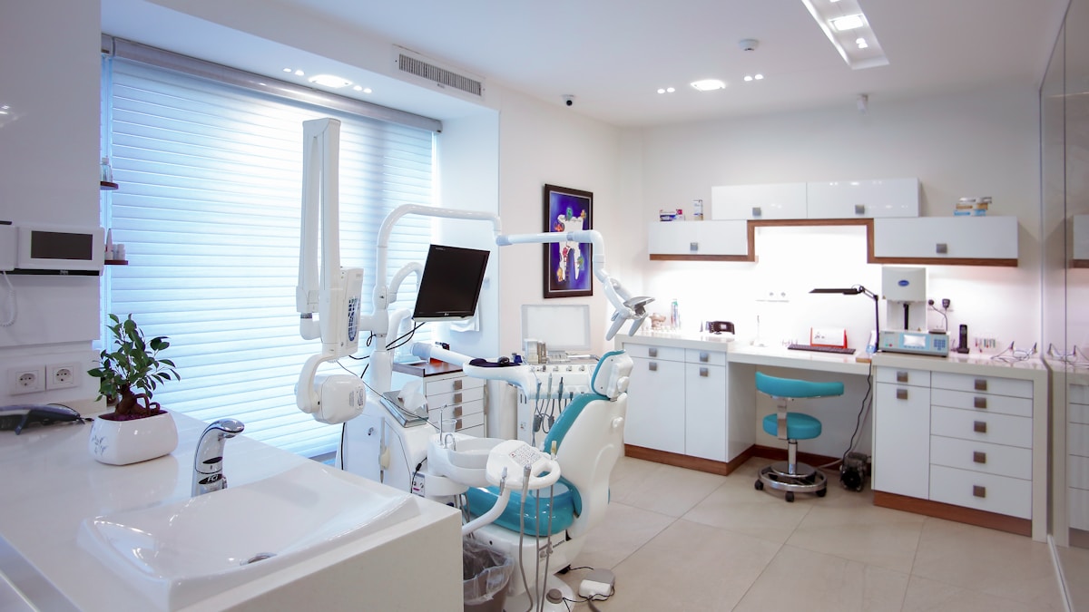 Clínica dental moderna en Tijuana con equipamiento de última tecnología para pacientes internacionales